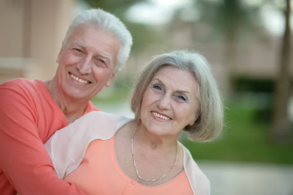 Senior couple near hotel — Stock Photo, Image