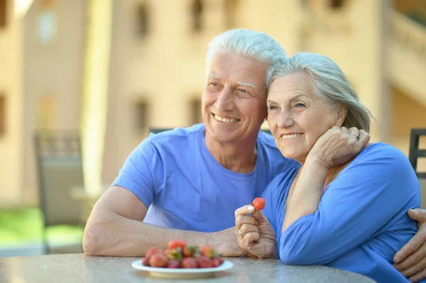 Senior paar met aardbeien — Stockfoto