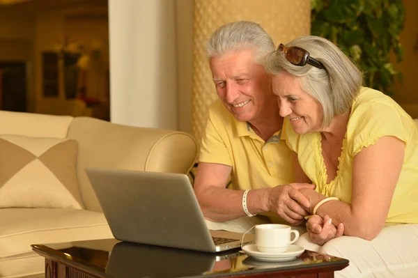 Volwassen paar met laptop — Stockfoto