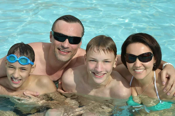 Famille s'amuser dans la piscine — Photo