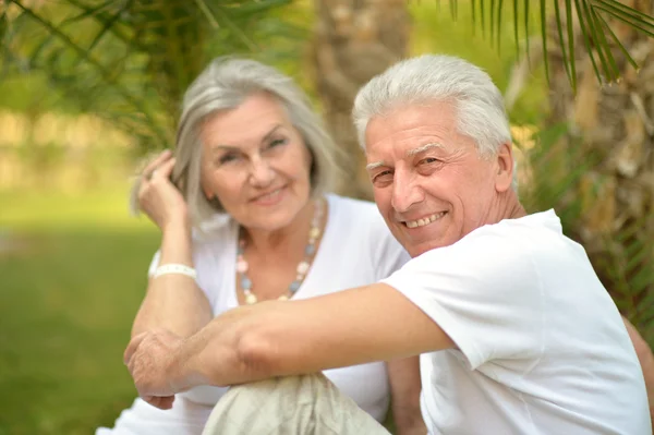 Coppia anziana in giardino tropicale — Foto Stock