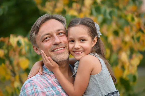 Père avec fille dans le parc d'été — Photo