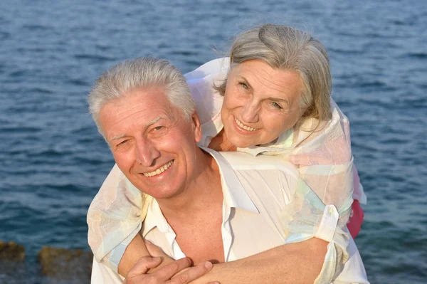 Casal sénior no mar — Fotografia de Stock