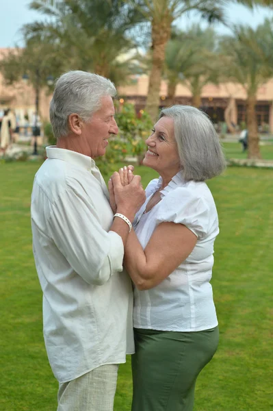 Seniorenpaar im Hotelresort — Stockfoto