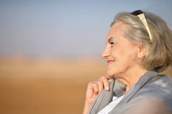 Mujer mayor en el desierto —  Fotos de Stock
