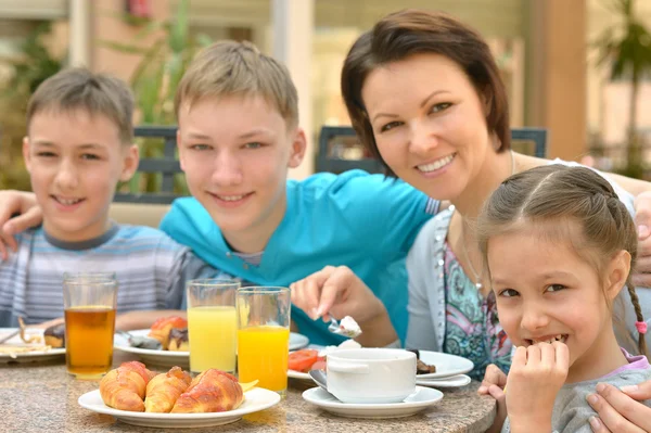 Mère et enfants au petit déjeuner — Photo