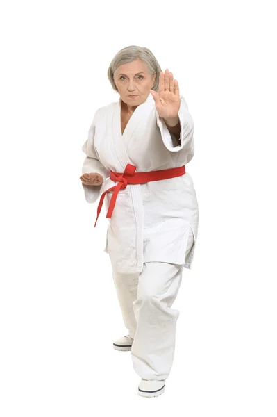 Äldre kvinna i karate pose — Stockfoto