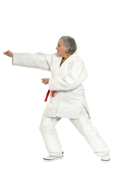 Äldre kvinna i karate pose — Stockfoto