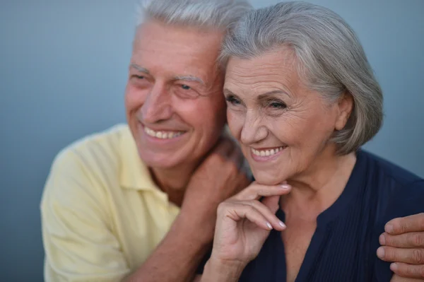 Feliz pareja de ancianos cerca del río — Foto de Stock