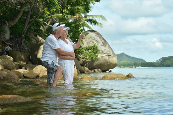 Bejaarde echtpaar rusten in tropische resort — Stockfoto