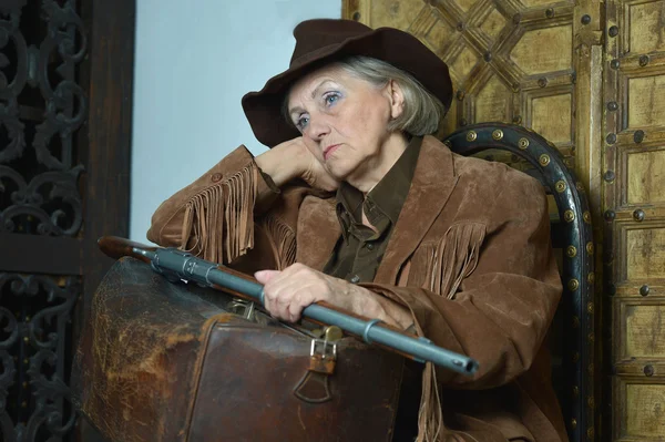 Senior woman Bandit with gun — Stock Photo, Image