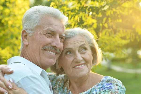 Älteres Paar im Sommerpark — Stockfoto