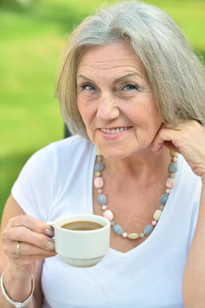 Mujer mayor con taza de café — Foto de Stock