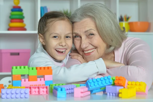 Büyükannesi ile birlikte oynayan torunu — Stok fotoğraf