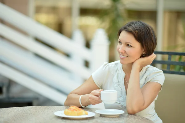 Belle femme au petit déjeuner — Photo