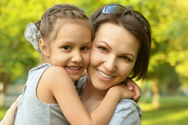 Flicka med mamma i park — Stockfoto