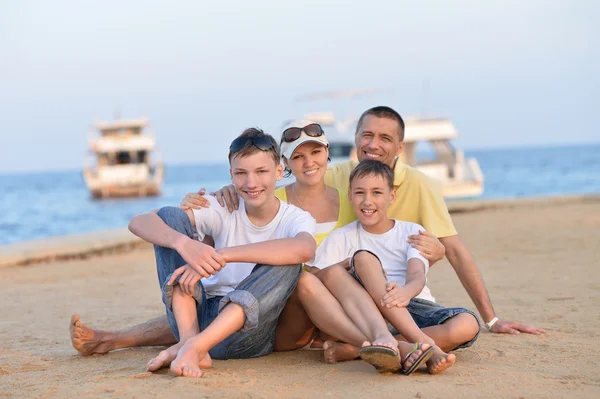 Familie aan het strand in de zomer — Stockfoto