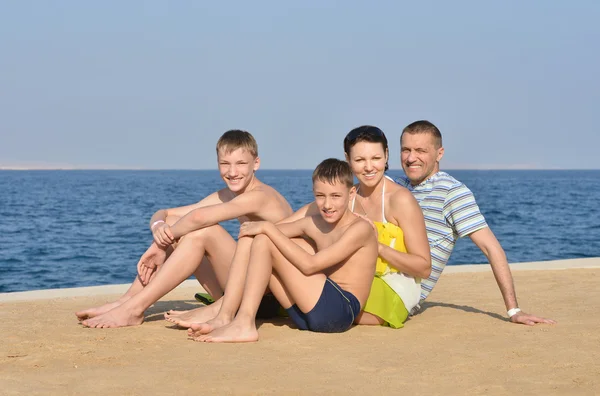 Семья на пляже летом — стоковое фото