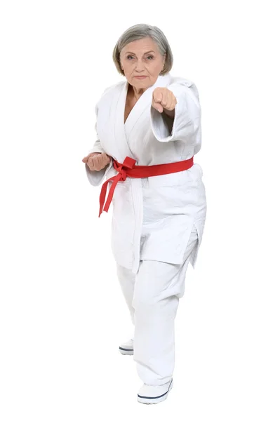 Äldre kvinna i karate pose — Stockfoto