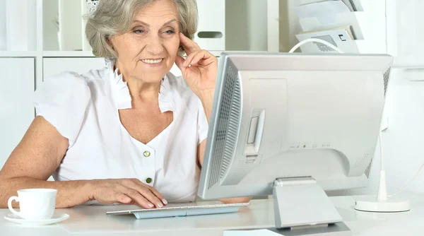 Ältere Frau arbeitet am Laptop — Stockfoto