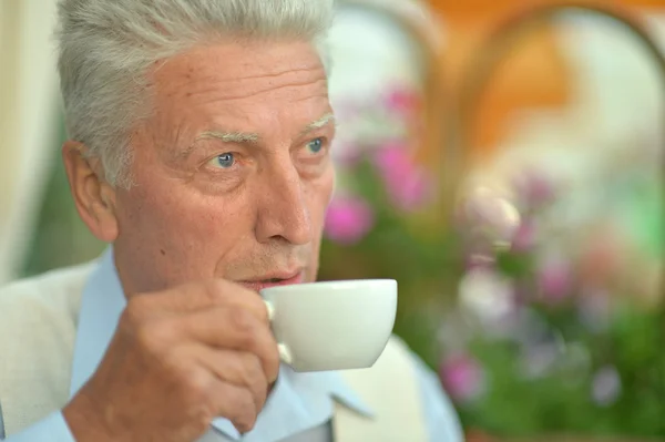 Oudere man met kop koffie — Stockfoto