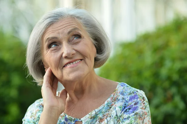 Femeia în vârstă în parc de vară — Fotografie, imagine de stoc