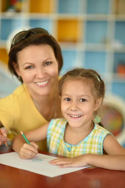 Menina pintura com a mãe — Fotografia de Stock