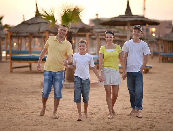 Family at tropical resort. — Stock Photo, Image