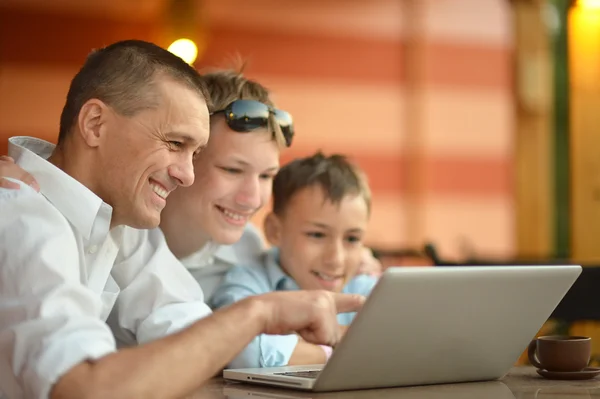 Familjen sitter med laptop — Stockfoto