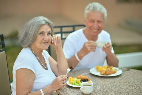 Ældre par, der spiser morgenmad - Stock-foto