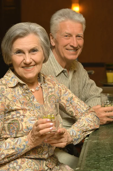 Oude paar met dranken — Stockfoto