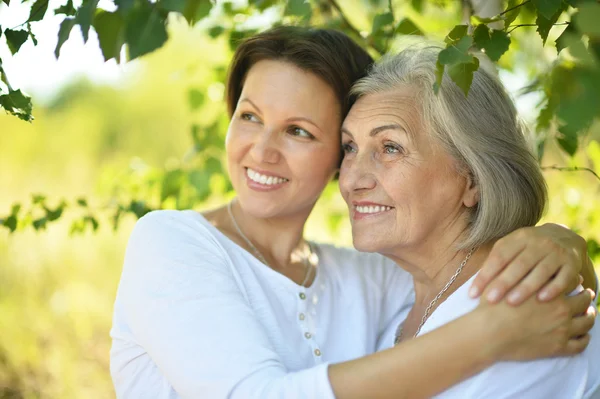 Senior mor och dotter i park — Stockfoto