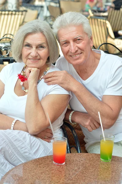 Casal velho beber suco — Fotografia de Stock