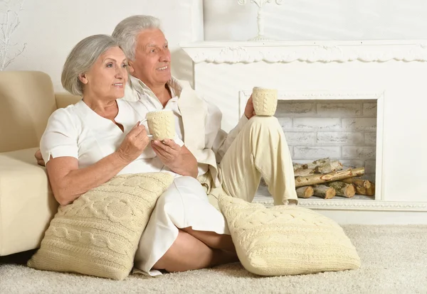 Ältere Menschen mit Tee — Stockfoto