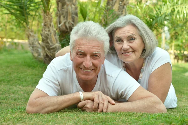 Coppia anziana in giardino tropicale — Foto Stock