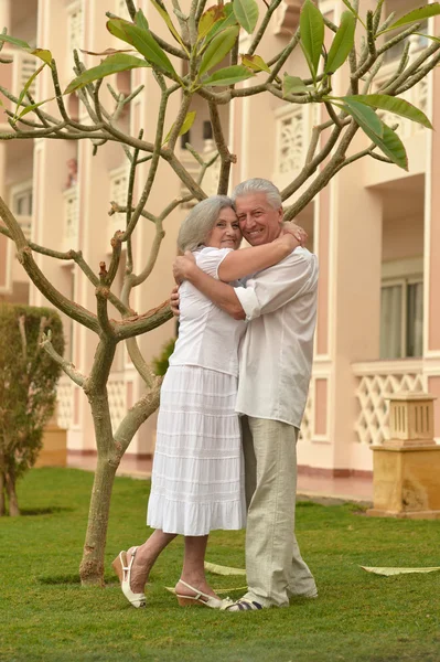 Casal de idosos perto do hotel — Fotografia de Stock