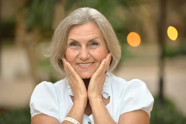 Senior vrouw in in de omgeving van hotel — Stockfoto