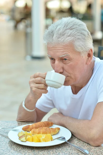 Senior homem tomando café da manhã — Fotografia de Stock