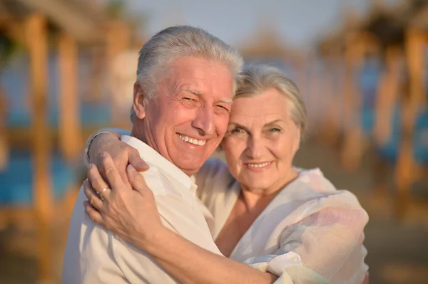 Seniorenpaar in der Nähe von Hotel-Resort — Stockfoto