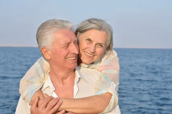Старшая пара в море — стоковое фото
