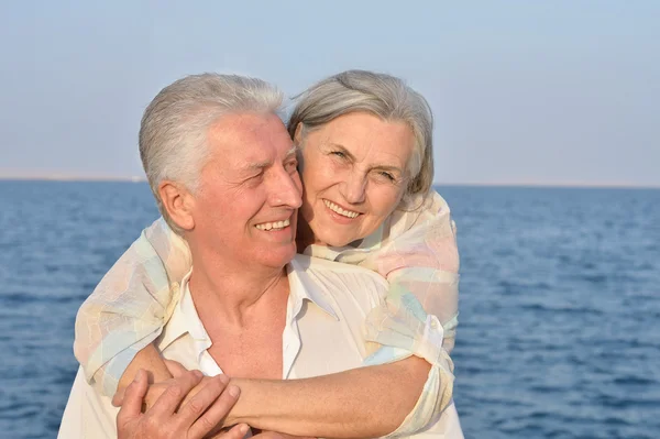 Casal sénior no mar — Fotografia de Stock