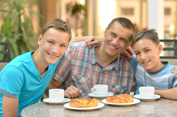 Homem e dois meninos tomando café da manhã — Fotografia de Stock