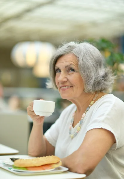 Senior vrouw met kop koffie — Stockfoto