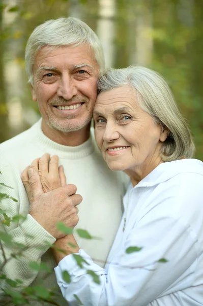 Ouder paar in zomer park — Stockfoto