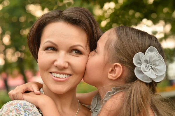 Girl with mother in park — Stock Photo, Image