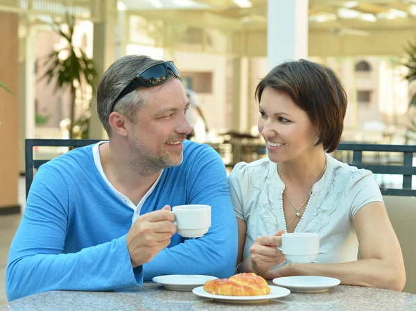 Glada par till frukost — Stockfoto