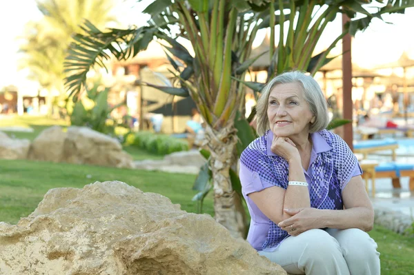 Senior vrouw op resort vakantie — Stockfoto