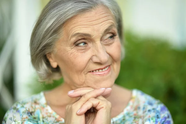 Senior kvinna i sommarparken — Stockfoto