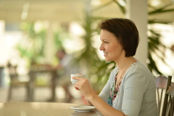 Frau trinkt einen Kaffee — Stockfoto