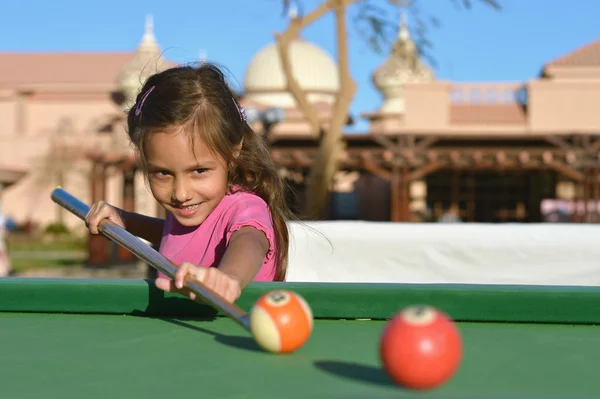 Κοριτσάκι παίζοντας μπιλιάρδο — Φωτογραφία Αρχείου